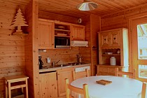 Les Chalets des Marmottes - keuken met eettafel en raam
